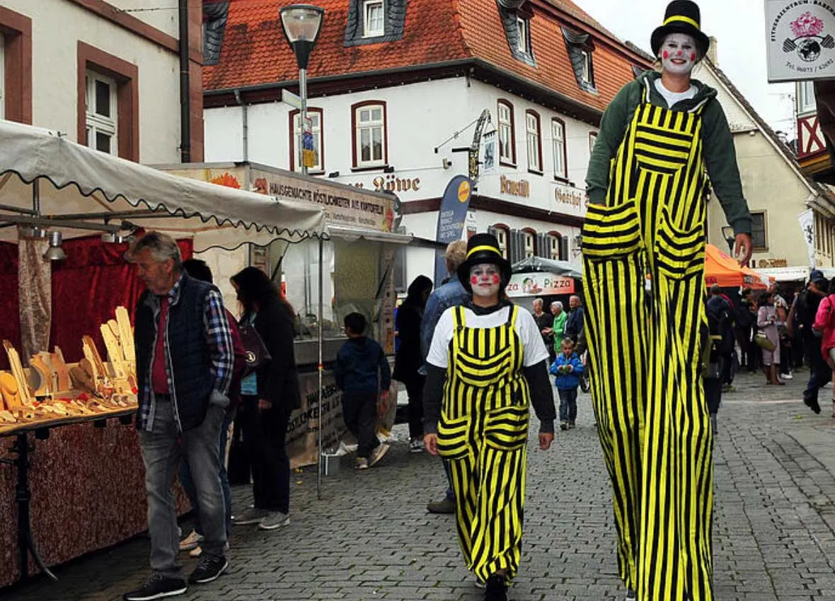 Stelzenläufer und Marktstände beim Babenhäuser Altstadtfest